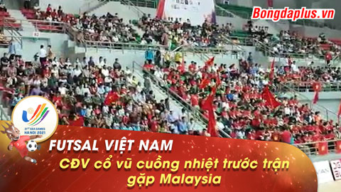 CĐV tiếp sức cuồng nhiệt cho đội tuyển Futsal Việt Nam trước trận Malaysia
